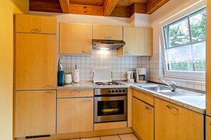 Fridge, oven, stovetop, dishwasher - Holiday Apartment 'Beutenmühle Straussenfarm Ground Floor' with Private Terrace & Shared Garden (Owingen)