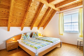 2 bedrooms, free WiFi, bed sheets - Apartment "Beutenmühle Straussenfarm Dach" with Shared Garden & Balcony (Owingen)