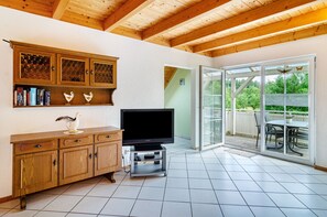 TV - Apartment "Beutenmühle Straussenfarm Dach" with Shared Garden & Balcony (Owingen)