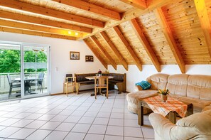 TV - Apartment "Beutenmühle Straussenfarm Dach" with Shared Garden & Balcony (Owingen)