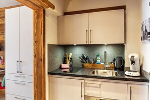 Refrigerador, microondas, placa de cocina, lavavajillas