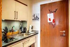 Fridge, microwave, stovetop, dishwasher - Apartment 'Haus Excelsior Top 36' with Mountain View, Private Garden and Wi-Fi (Seefeld in Tirol)