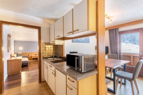 Køleskab, mikrobølgeovn, kogeplade, kaffe-/temaskine