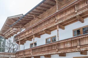 Un immeuble à plusieurs étages, doté de balcons en bois et d’un style architectural traditionnel.
