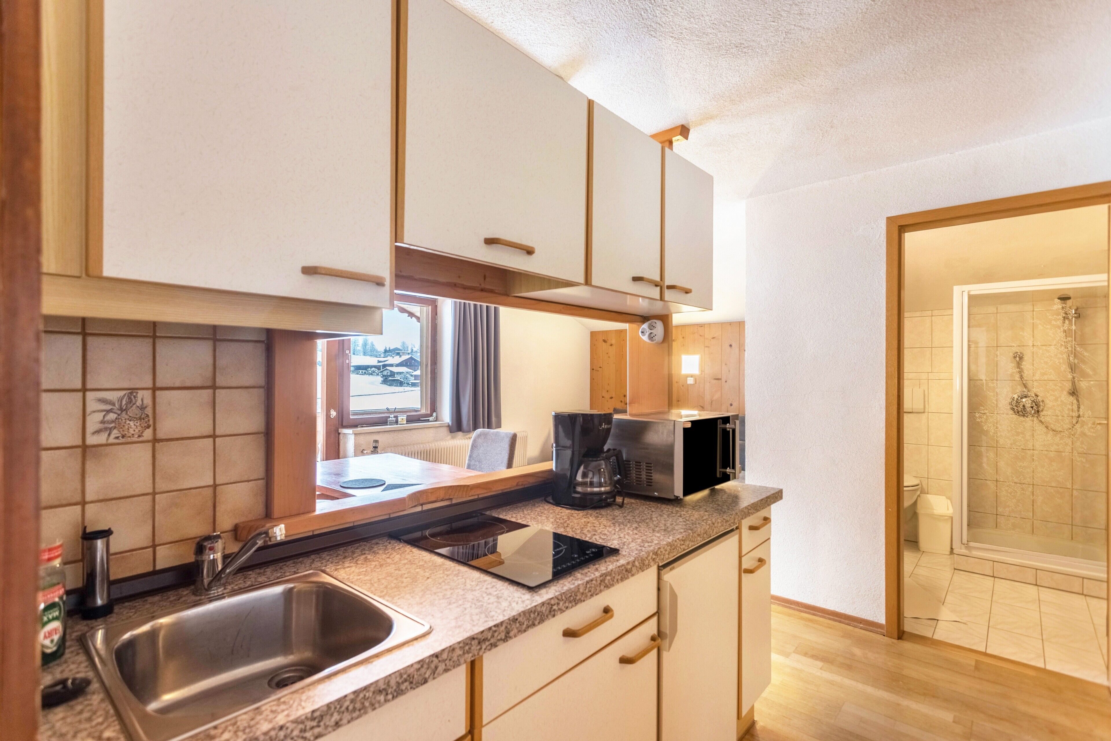 Jääkaappi, mikroaaltouuni, liesi, kahvin-/teenkeitin