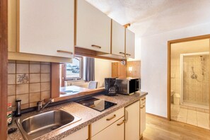 Réfrigérateur, micro-ondes, plaque de cuisson, cafetière/bouilloire