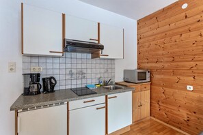 Fridge, microwave, stovetop, coffee/tea maker - Holiday Apartment "Schwüwong - Apartment 02" with Mountain View, Shared Terrace and Wi-Fi (Kelchsau)