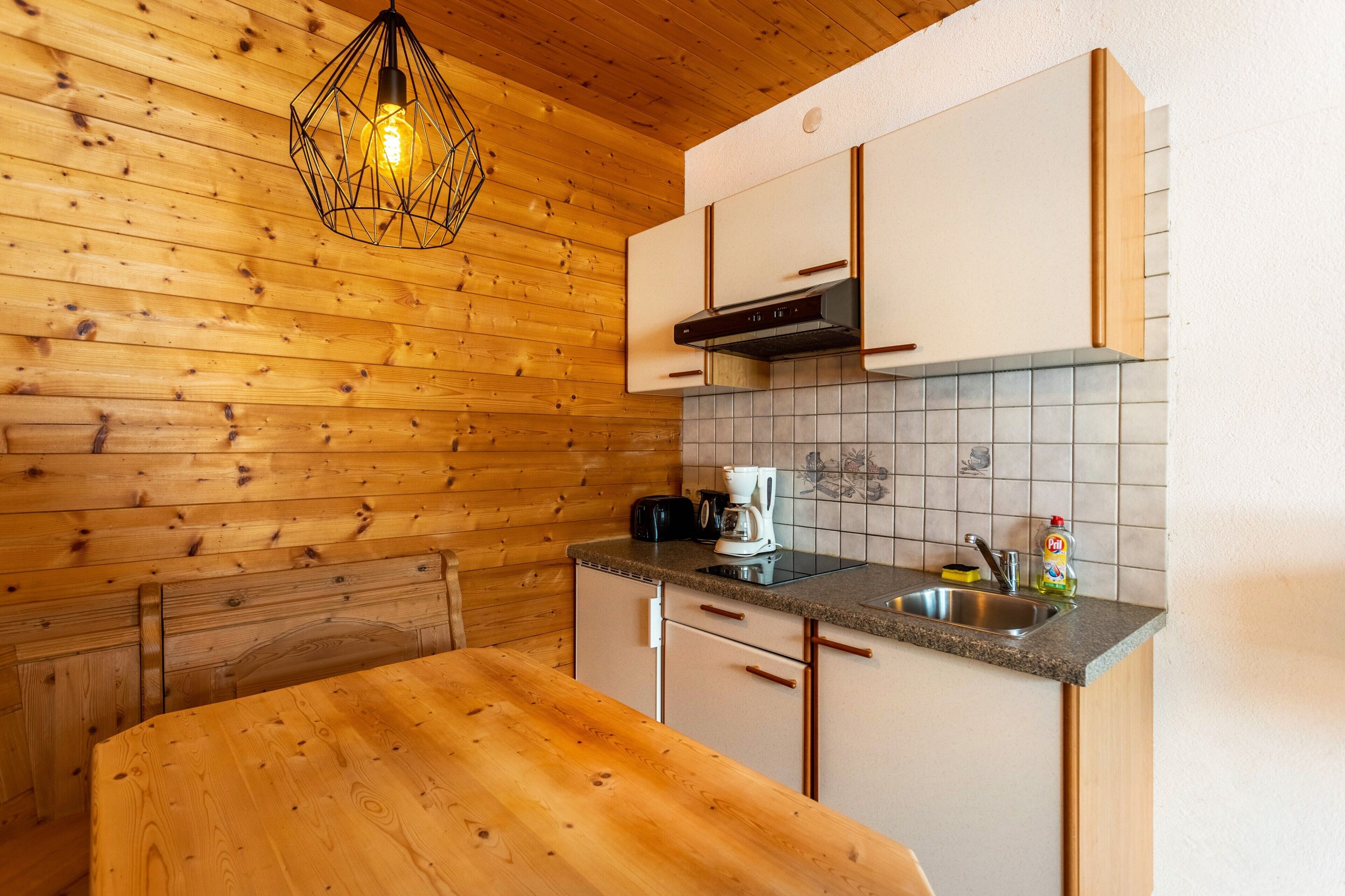 Kühlschrank, Mikrowelle, Herdplatte, Wasserkocher mit Kaffee-/Teezubehör