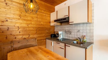 Kühlschrank, Mikrowelle, Herdplatte, Wasserkocher mit Kaffee-/Teezubehör