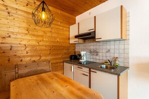 Kylskåp, mikrovågsugn, spishäll och kaffe- och tebryggare