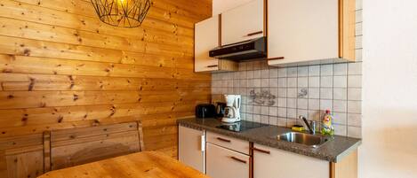 Kühlschrank, Mikrowelle, Herdplatte, Wasserkocher mit Kaffee-/Teezubehör