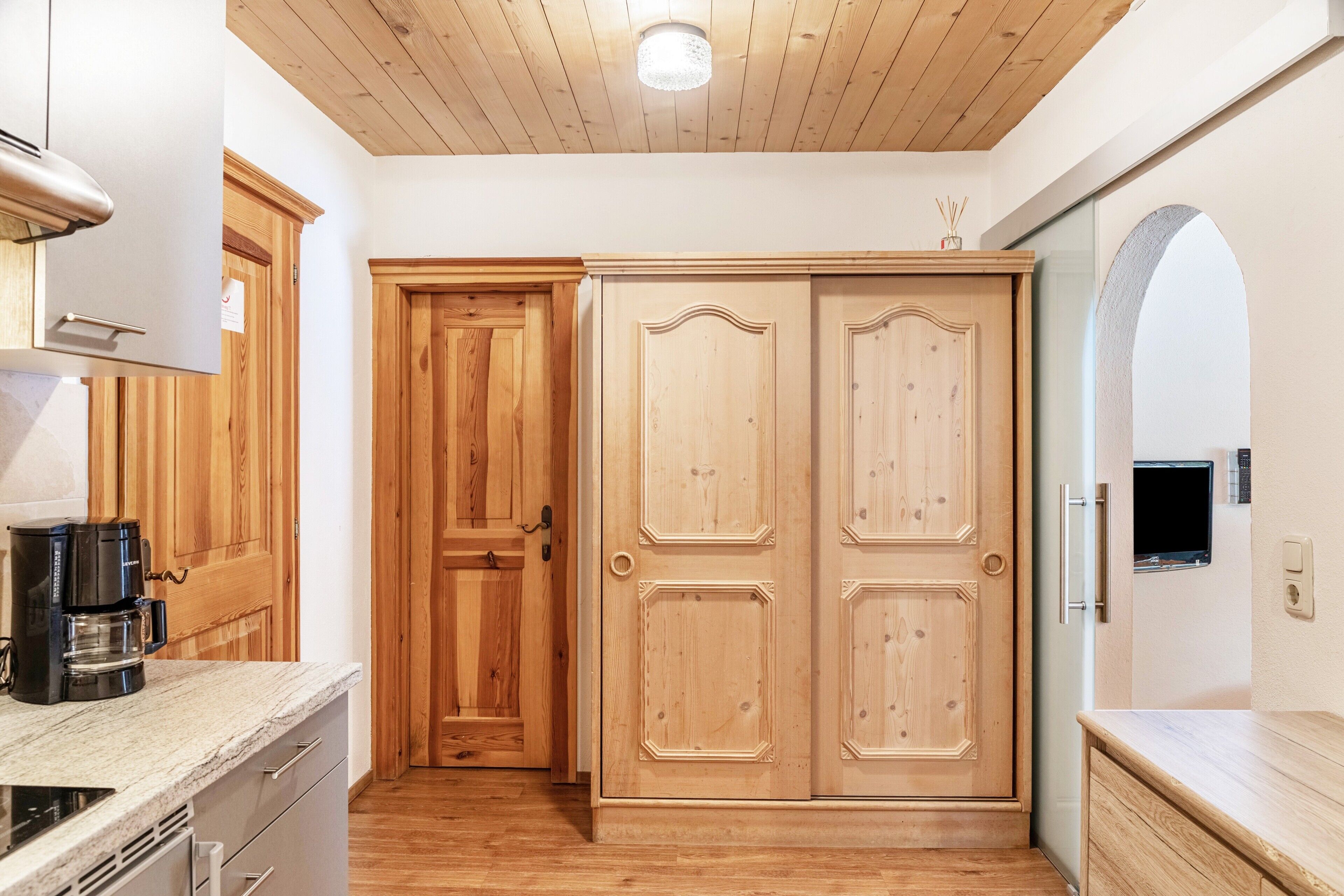 Refrigerador, microondas, parrilla de estufa y cafetera y tetera 