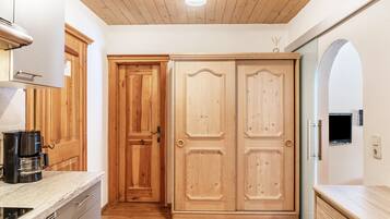 Refrigerador, microondas, parrilla de estufa y cafetera y tetera