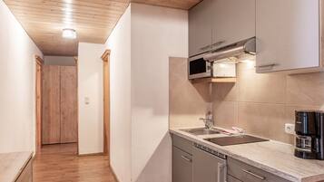 Kühlschrank, Mikrowelle, Herdplatte, Wasserkocher mit Kaffee-/Teezubehör