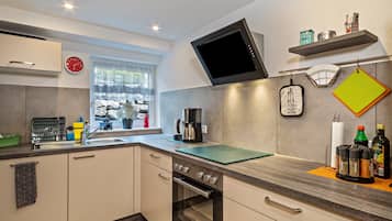 Fridge, oven, stovetop, dishwasher