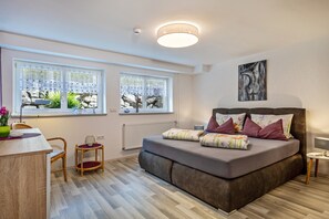 TV - Apartment "Helms" with Outdoor Seating & Wi-Fi (Eriskirch)
