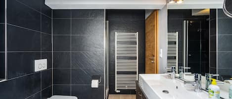 Bathtub, towels