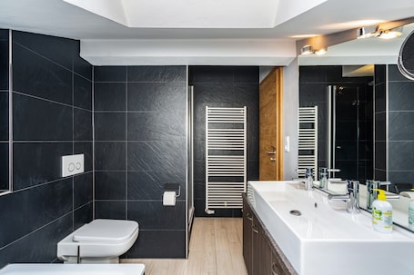 Bathtub, towels. Apartment "Am See" with Mountain View, Shared Garden & Wi-Fi