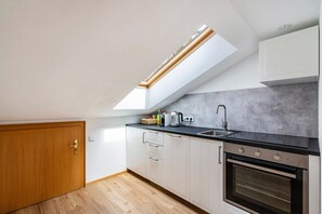 Fridge, oven, stovetop, dishwasher