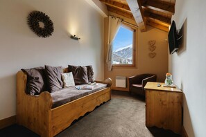 Flat-screen TV - Vallorcine Buet 53 ski in / ski out, Vallorcine (Argentiere), France (Vallorcine (Argentiere))