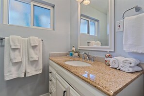 Hiustenkuivaaja, pyyhkeet, saippua, sampoo