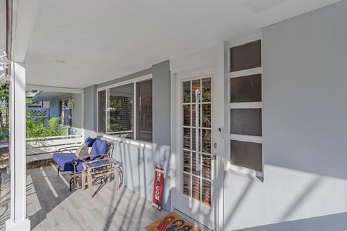 The Bromeliads - Cozy Cottage close to everything w/ grill on patio