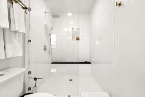 Een douche, een haardroger, handdoeken