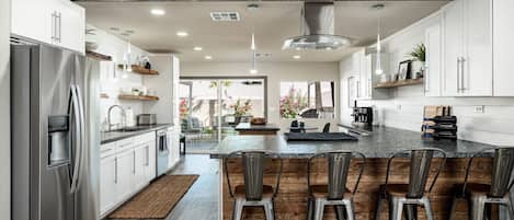 Køleskab, mikrobølgeovn, ovn, kogeplade