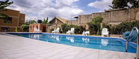 Una piscina al aire libre