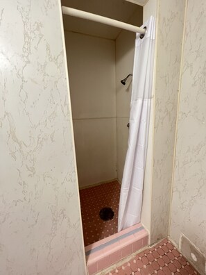 雙人房 | 浴室 | 淋浴設備、免費盥洗用品、吹風機、毛巾