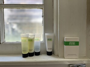 雙人房 | 浴室 | 淋浴設備、免費盥洗用品、吹風機、毛巾