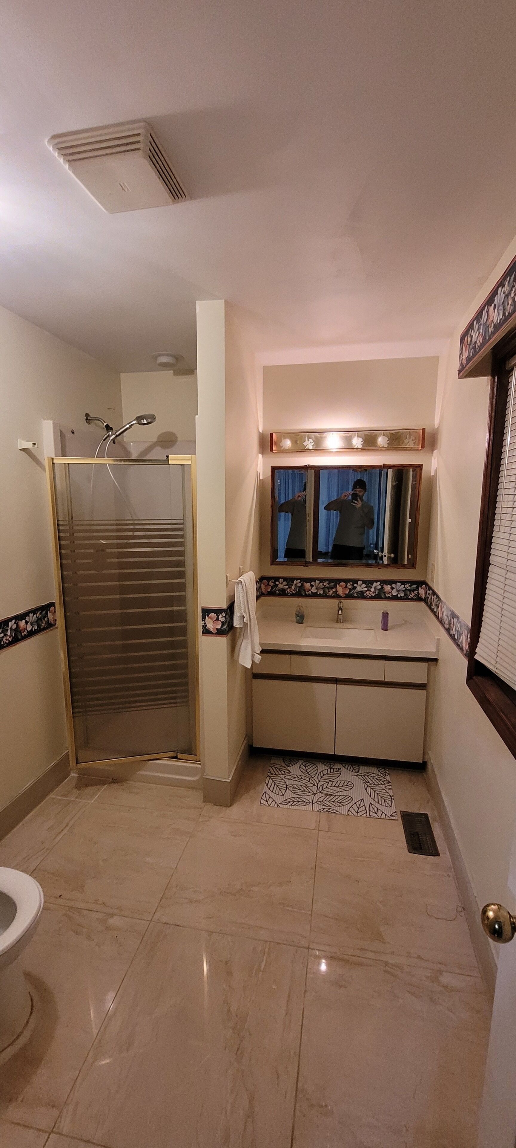 Douche, serviettes fournies, savon, shampoing