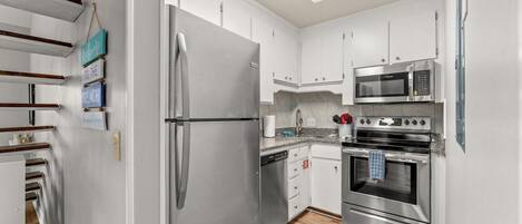 Réfrigérateur, micro-ondes, four, plaque de cuisson