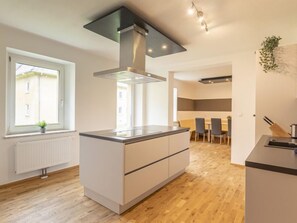 Réfrigérateur, un four, lave-vaisselle, grille-pain