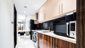 Coffee/tea maker, fridge, microwave, oven - Serene Studio Apartment In Elite Downtown Dubai (Dubai)