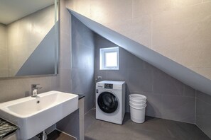 Douche, douche à « effet pluie », sèche-cheveux, serviettes fournies