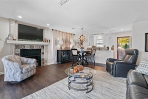 Smart TV, fireplace