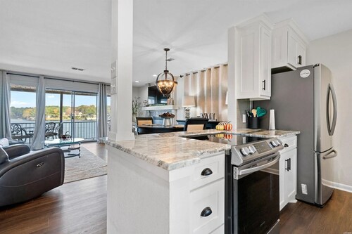 NEW!!! The Boaty Hole - Boat Slip Included!!