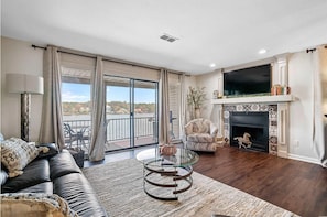 Smart TV, fireplace - NEW!!! The Boaty Hole - Boat Slip Included!! (Hot Springs)