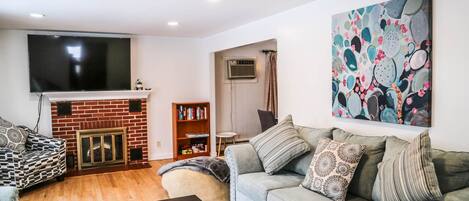 智能电视、壁炉、桌上足球、书