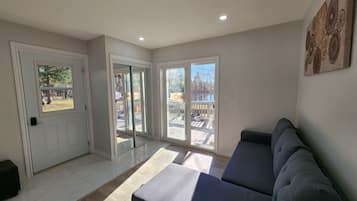 Smart TV, chimenea y estéreo