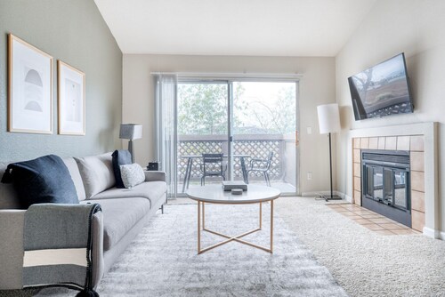 Bright Foster City 2BR w/ Gym, Pool & W/D, nr shops, by Blueground