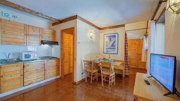 ํจ๋ฐ๋ฆฌ ์ํํธ, ์นจ์ค 1๊ฐ, ์ฐ๋นํ (Abeti A2-17 few min from ski) | ์ ์ฉ ์ฃผ๋ฐฉ | ๋์ฅ๊ณ , ์ ์๋ ์ธ์ง, ์ฟกํ, ์กฐ๋ฆฌ ๋๊ตฌ/์ ์/์ฃผ๋ฐฉ ๊ธฐ๊ตฌ