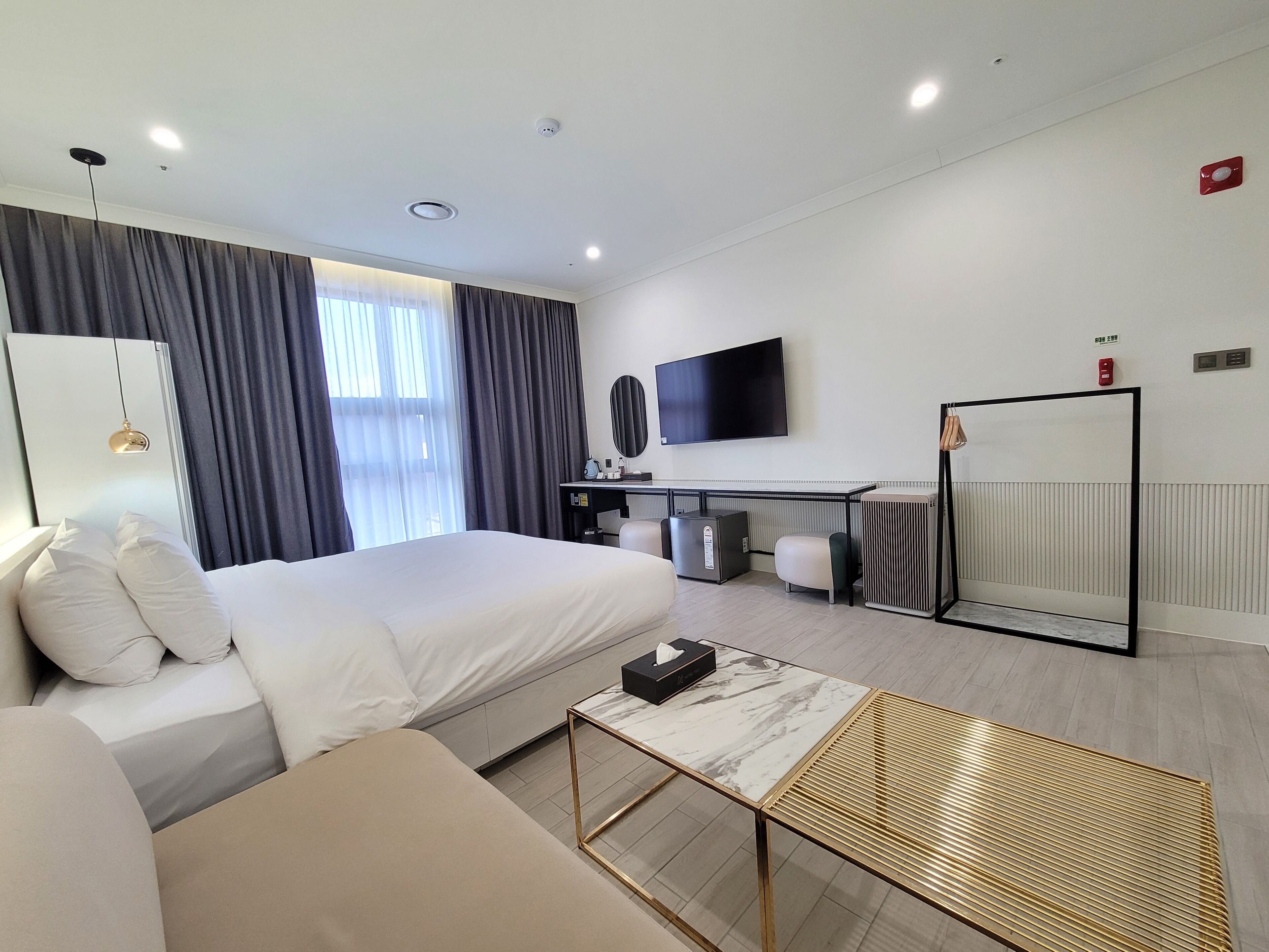 Random Room | 高級寝具、羽毛の掛け布団、セーフティボックス (室内)、デスク