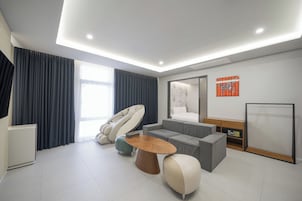 Premium bedding, down comforters, in-room safe, desk