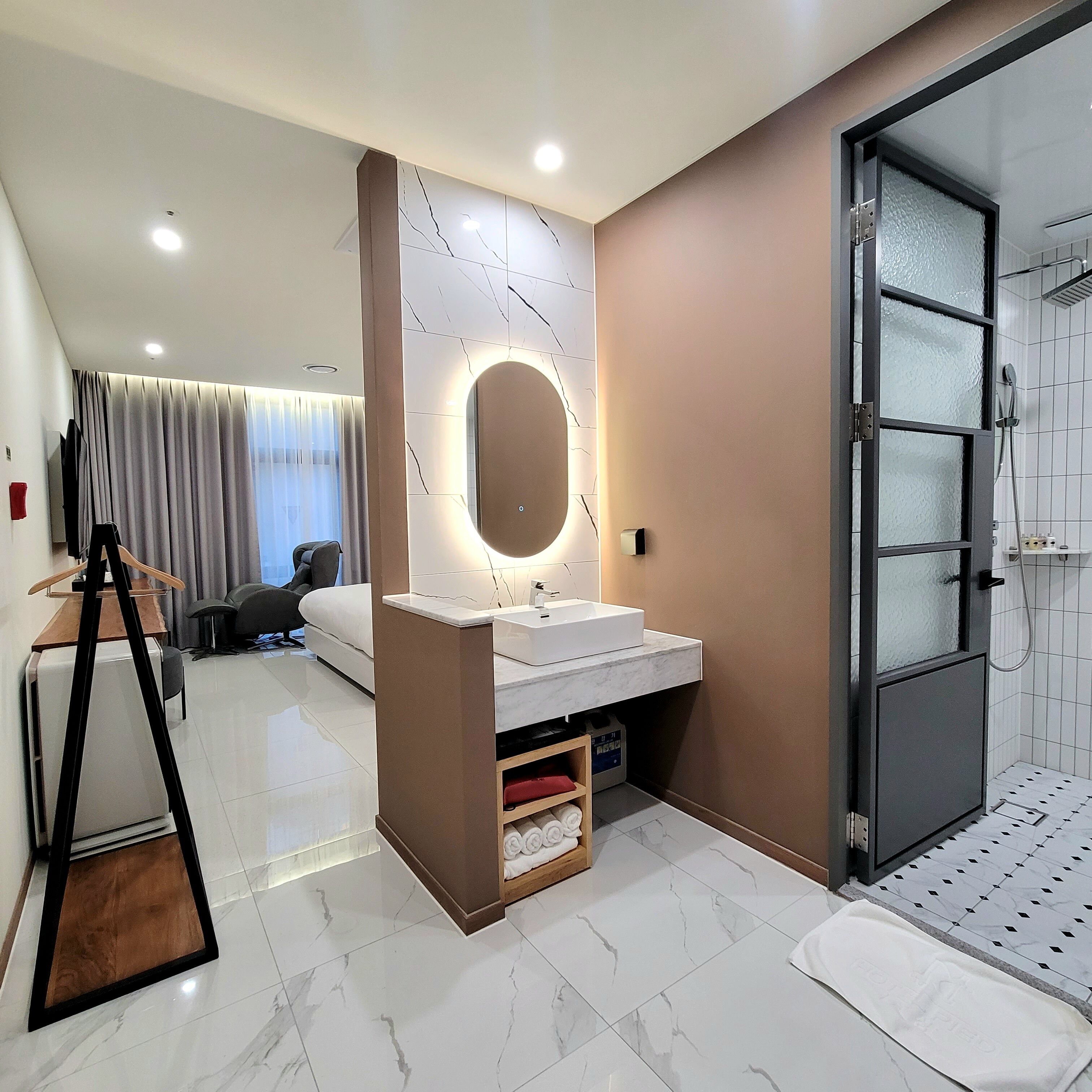 Habitación ejecutiva doble | Baño | Artículos de higiene personal gratuitos, secador de pelo y albornoces