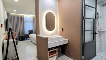 Habitación ejecutiva doble | Baño | Artículos de higiene personal gratuitos, secador de pelo y albornoces