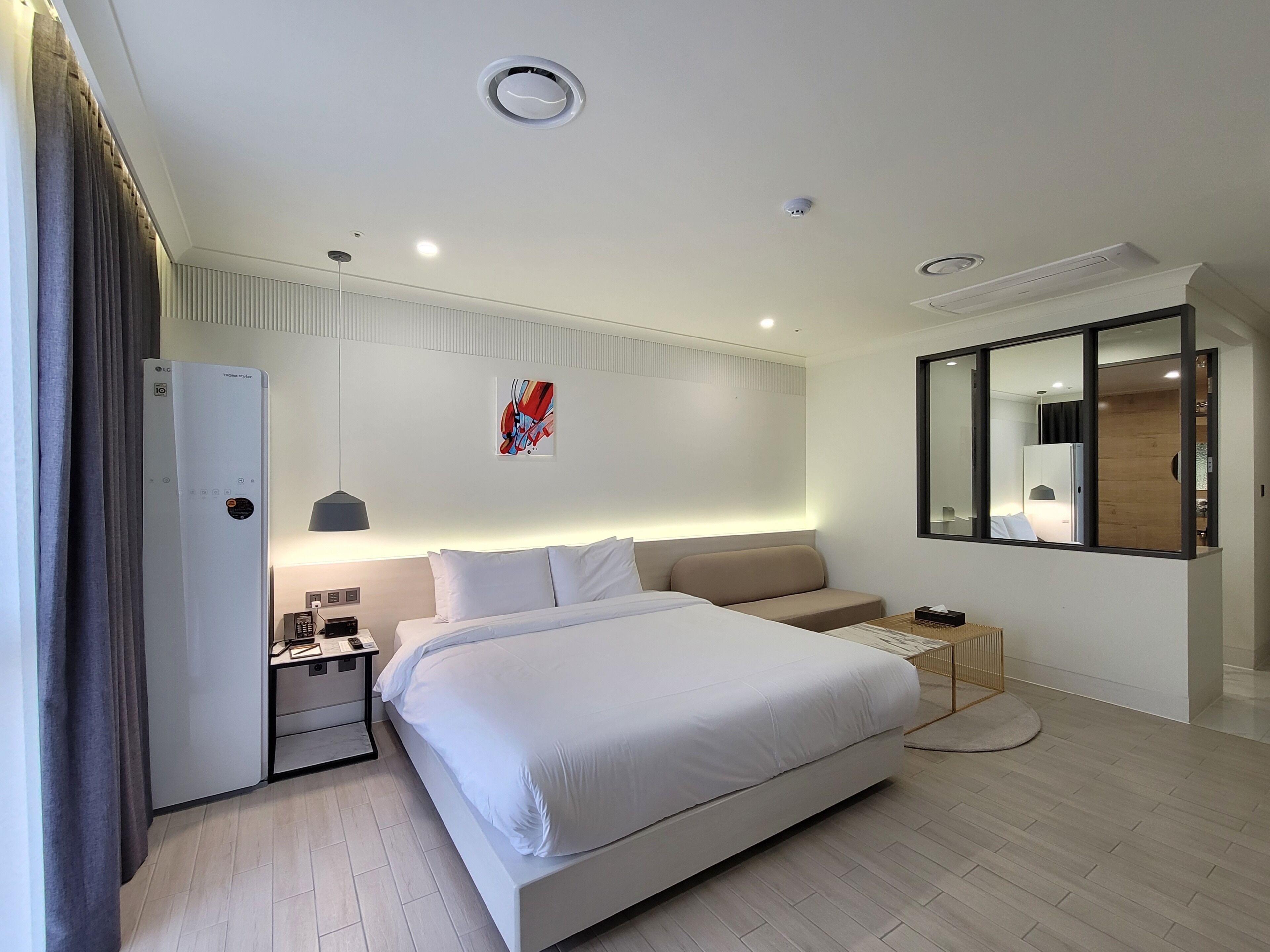 أغطية فراش متميزة وألحفة محشوة بالريش وخزنة داخل الغرفة ومكتب