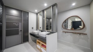 A modern bathroom with a double sink, a large mirror, and a toilet. - Hotel PIED Suseong (Daegu)