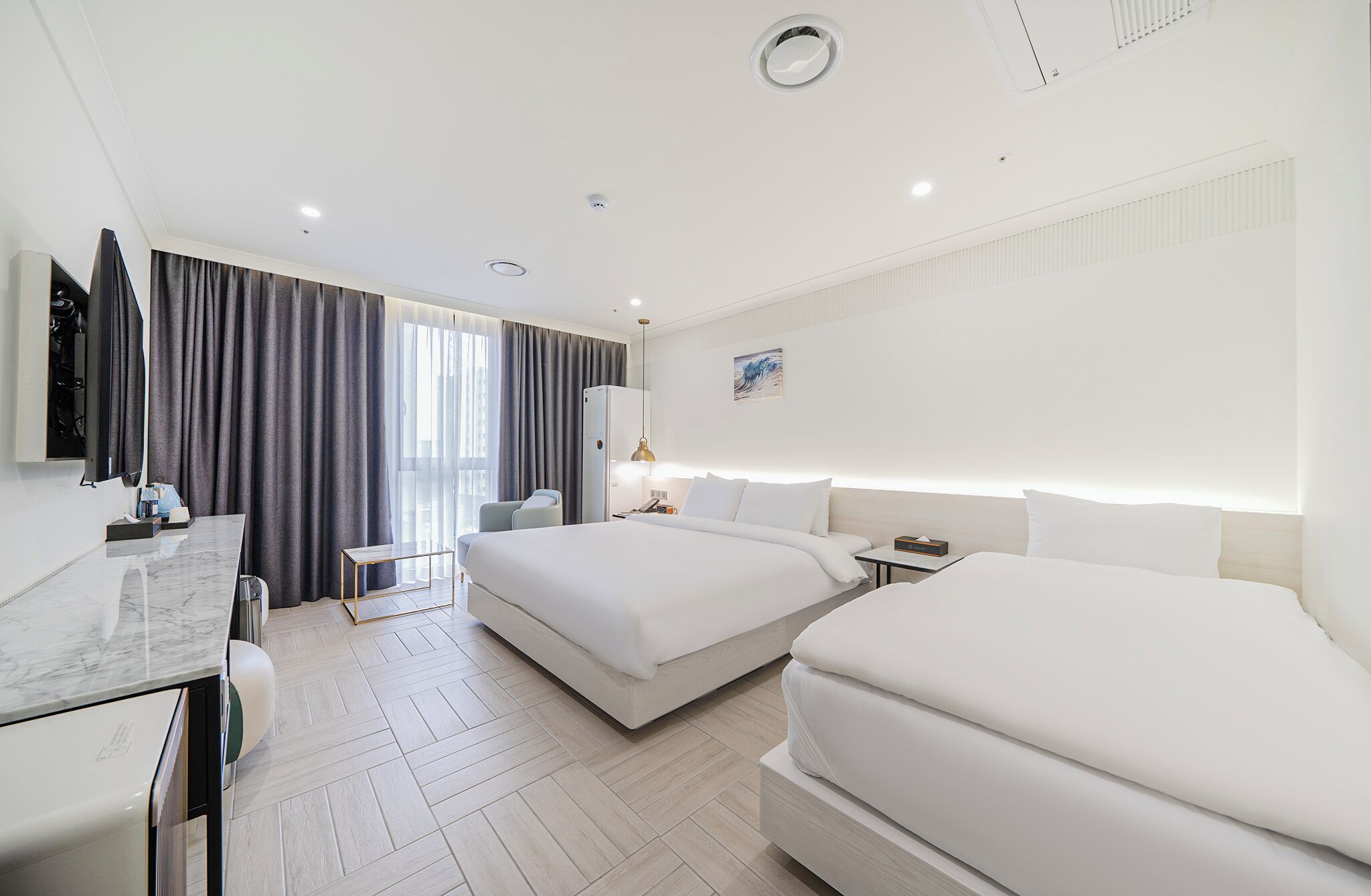 Superior-Dreibettzimmer | Hochwertige Bettwaren, Daunenbettdecken, Zimmersafe, Schreibtisch